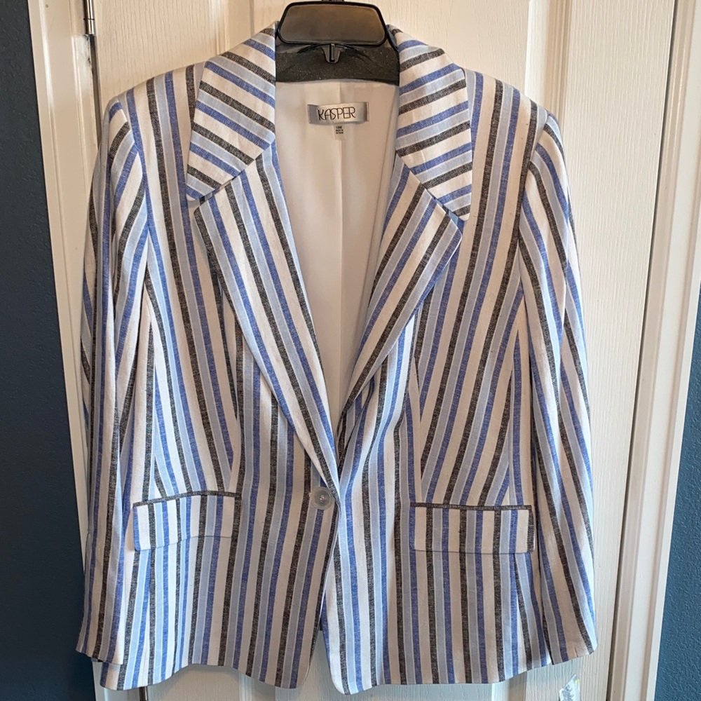 New Kasper Women's lined Blazer - Blue and White Stripes
Never Worn
With Tags